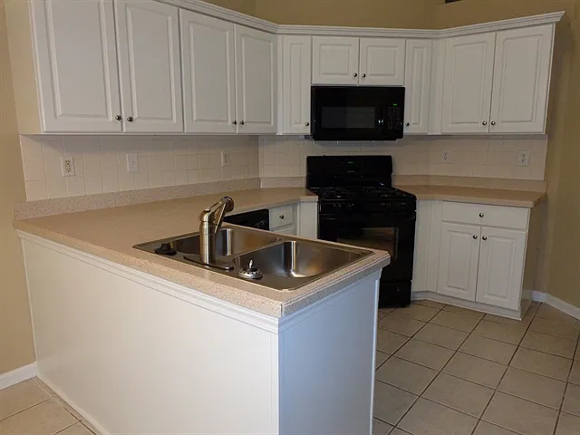 3 bed, 2.0 bath, 1672 sqft, $2,185 — Photo 2