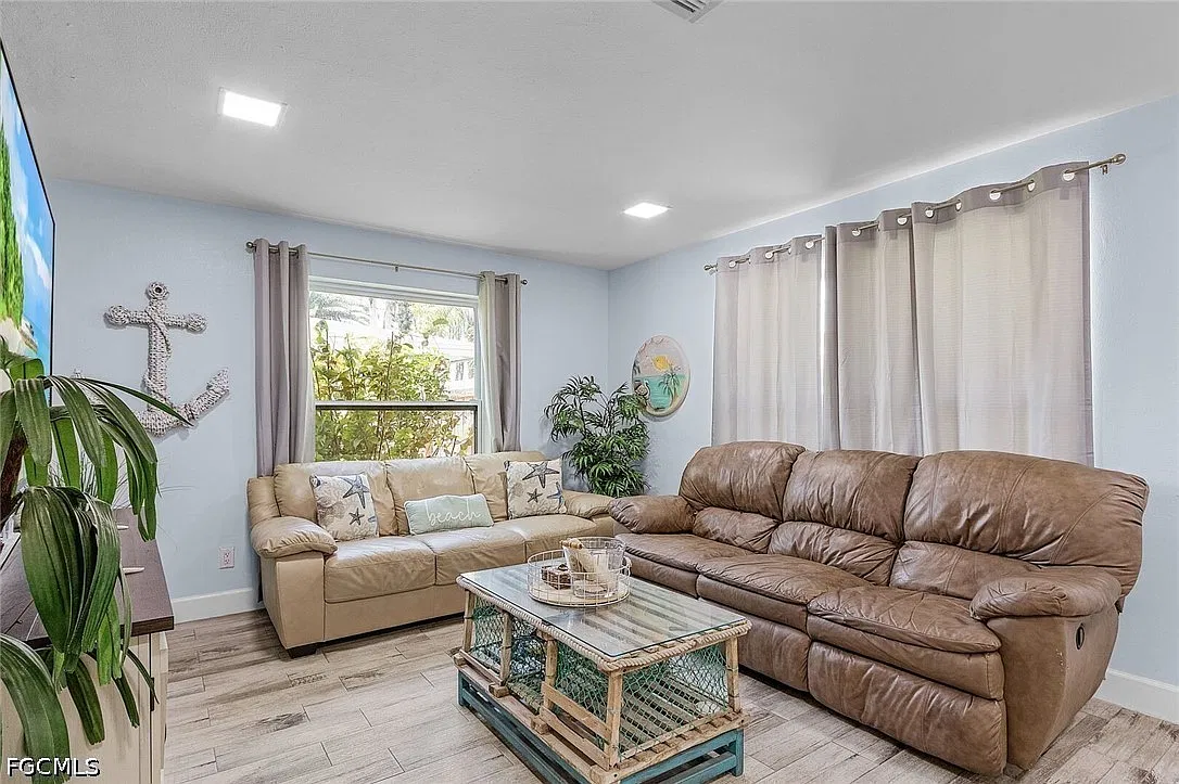 2 bed, 2.0 bath, 855 sqft, $1,395 — Photo 4