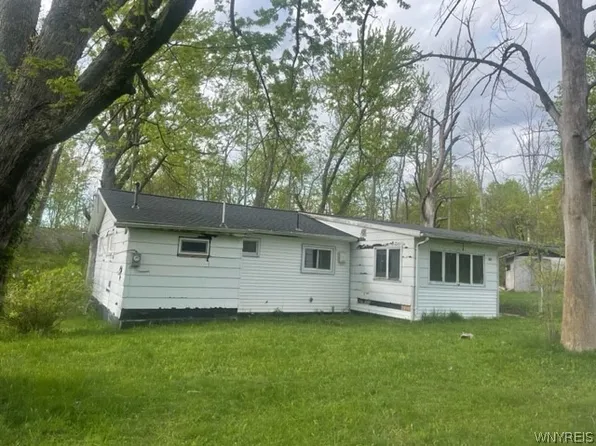 9581 Frontier St, Angola, NY 14006