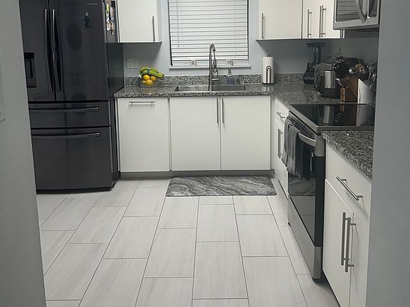 5th image of 265 SE 10th St APT 3C