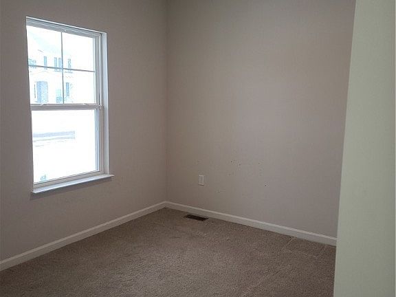 4th image of 3041 Burr Oak Dr