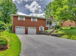 426 Wyndhurst Dr, Coraopolis, PA 15108