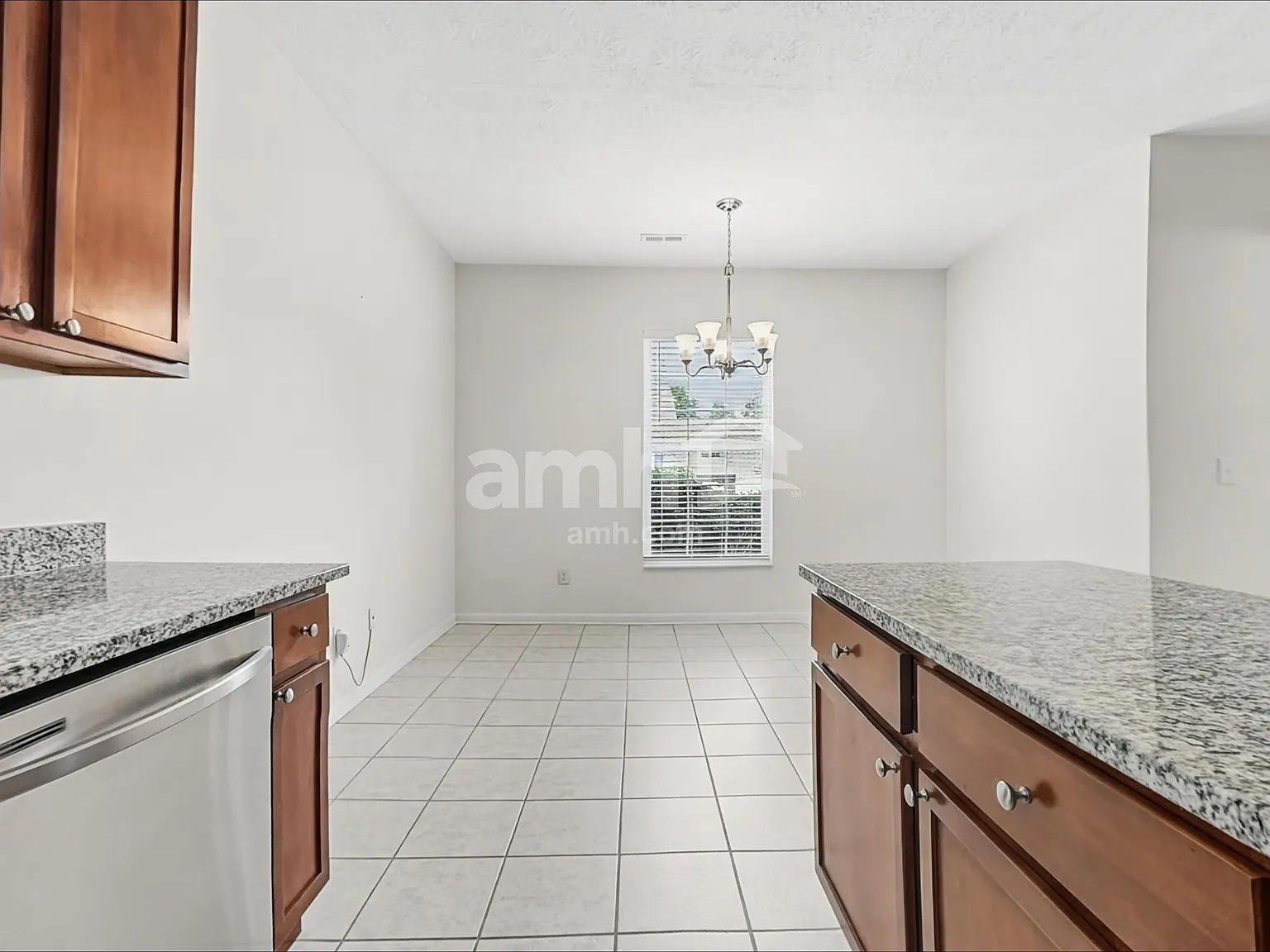 4 bed, 2.5 bath, 1936 sqft, $2,555 — Photo 4