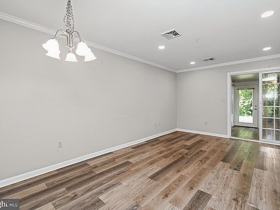 5th image of 2461 E High St