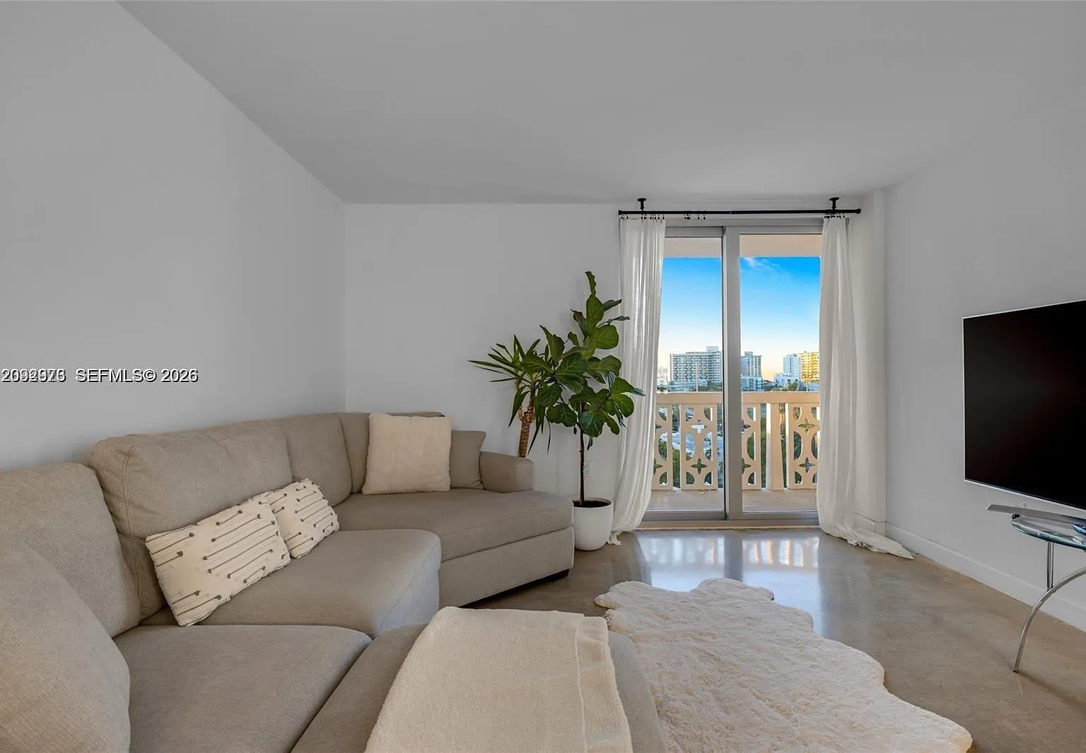 Admiral Towers Condo — Photo 4