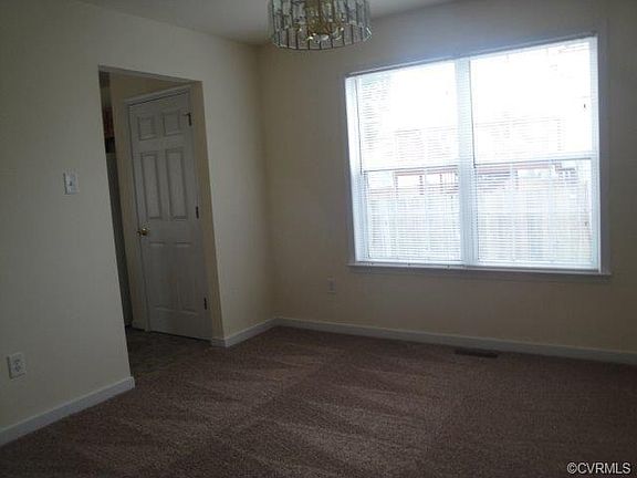 Dining room - new paint & carpet