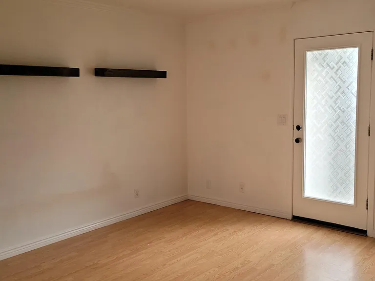 35 E King St — Photo 3