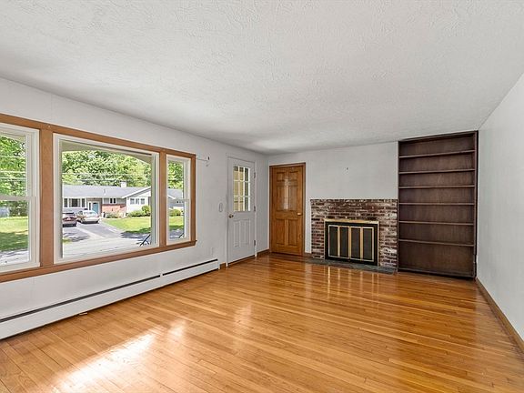 3rd image of 12 Abbott Ln