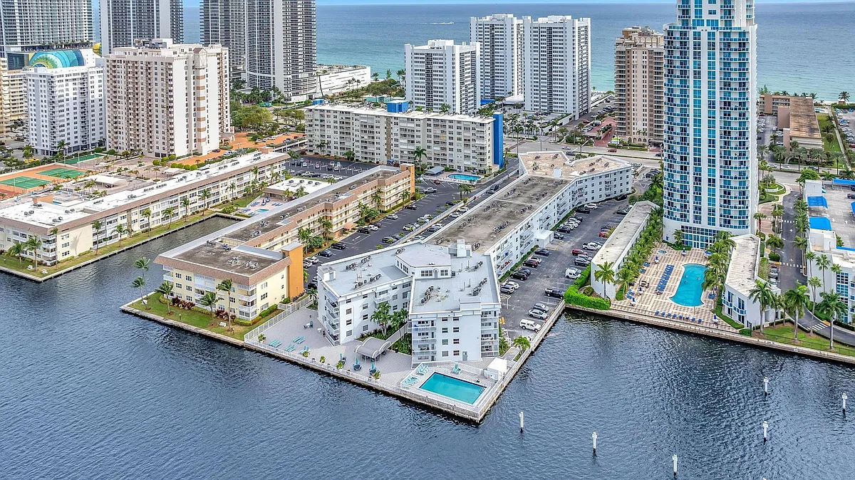 Building Photo - 1913 S Ocean Dr #207