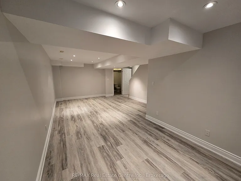 95 Westmeadow Dr — Photo 4