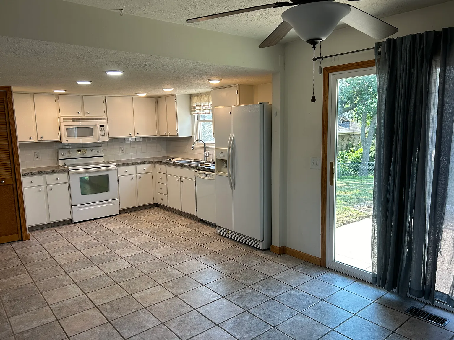 3 bed, 1.5 bath, 1602 sqft, $2,000 — Photo 2