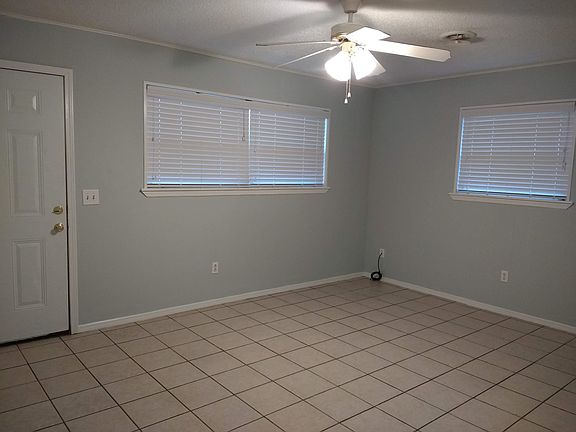 Living Room 2/2