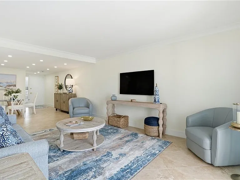 3443 Gulf Shore Blvd N #814 — Photo 2