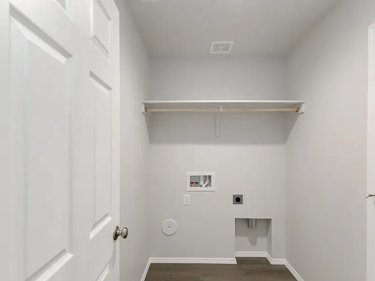 765 SW Alpha St — Photo 4