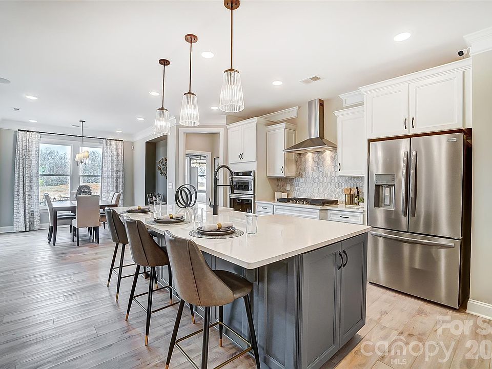 1st image of 124 S Dunlavin Way