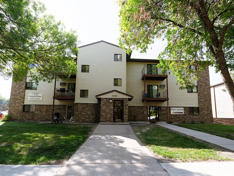 Fargo, ND Kentwood Manor Apartments | Exterior