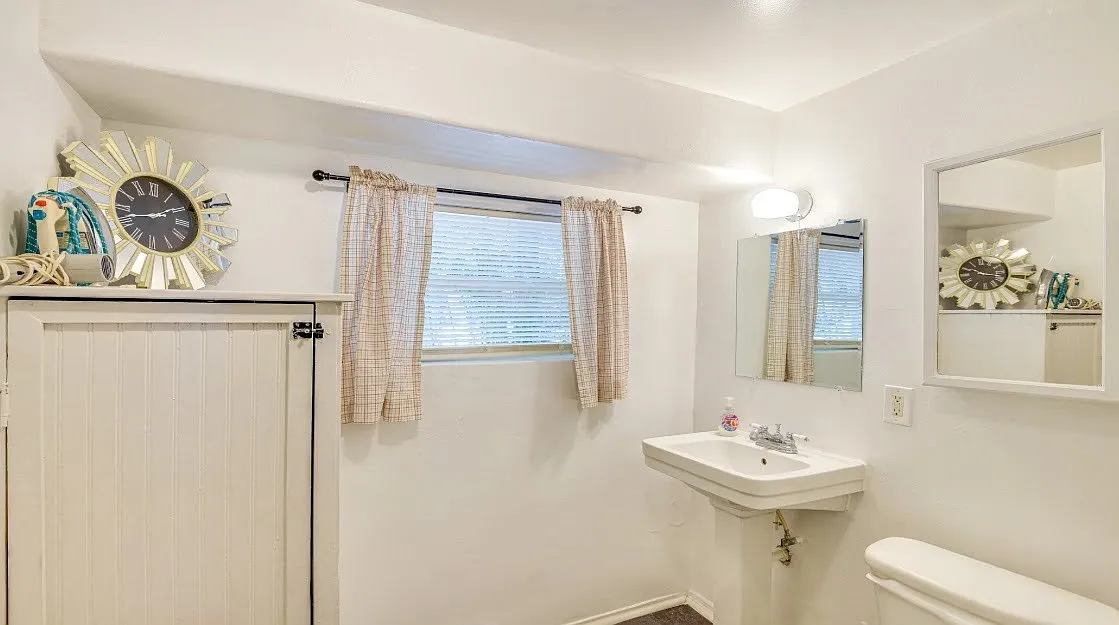 2 bed, 650 sqft, $1,912 — Photo 2