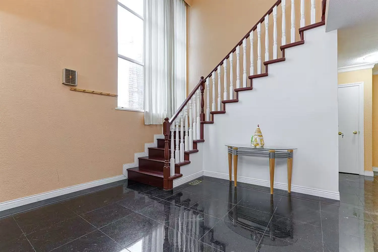 5 bed, 2600 sqft, $1,550 — Photo 4