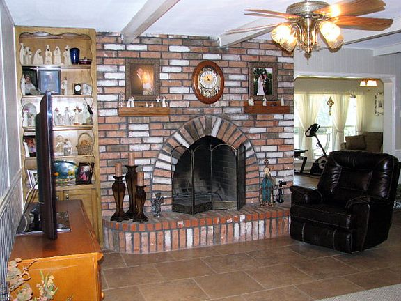4th image of 221 Carol Ln
