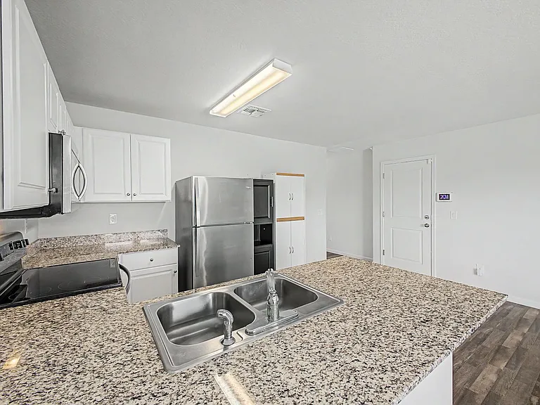 322 E Watson Pl — Photo 15