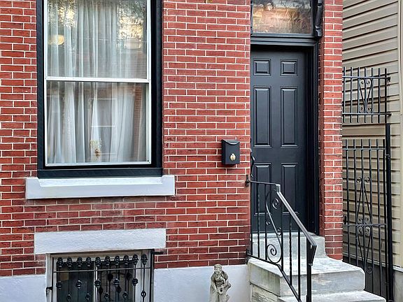2nd image of 1131 E Oxford St