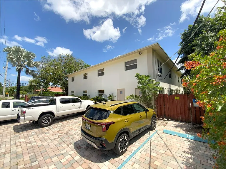 530 NE 15th Ct #7 — Photo 8