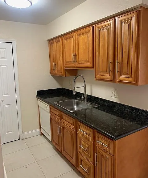 Royal Oak Condominiums — Photo 11