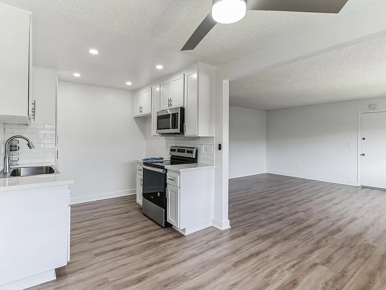 Renaissance Apartments — Photo 10