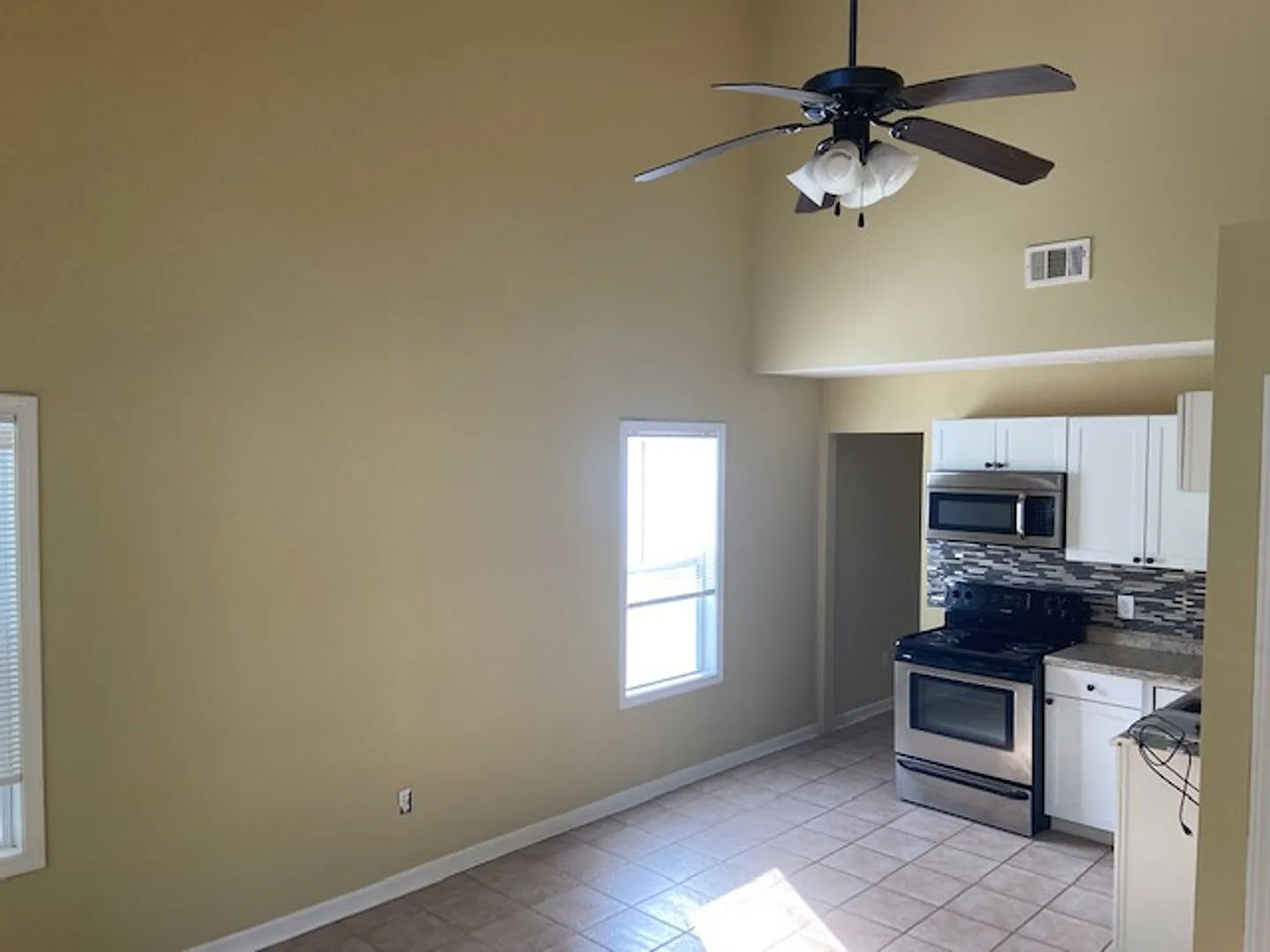 3 Bed/2 Bath — Photo 2
