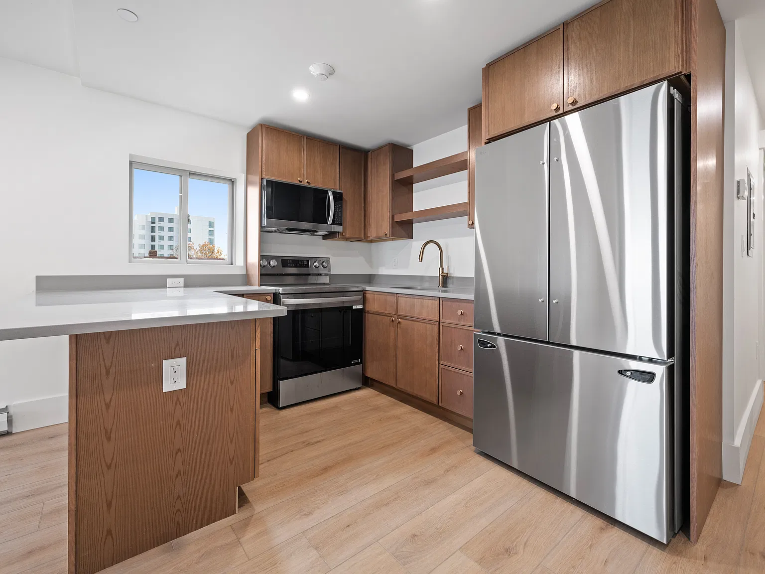 2 bed, 900 sqft, $3,500 — Photo 2