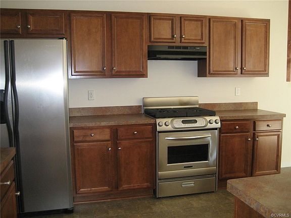 3rd image of 807 Parkland Pl
