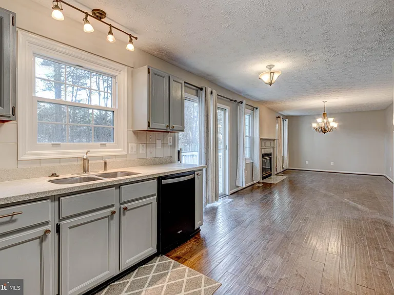 7925 Carriage Dr — Photo 10