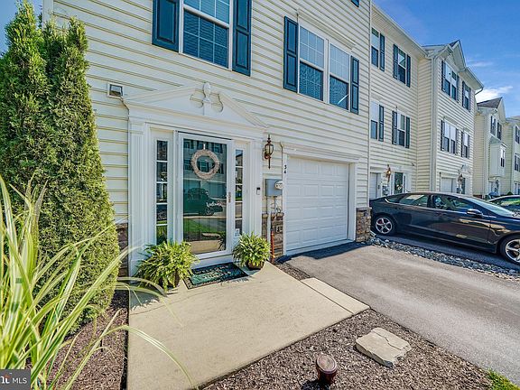 2nd image of 34 Tuxford Ln #34
