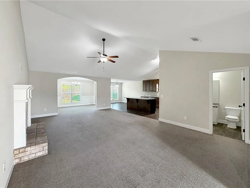 4 bed, 2.5 bath, 2199 sqft, $2,200 — Photo 3