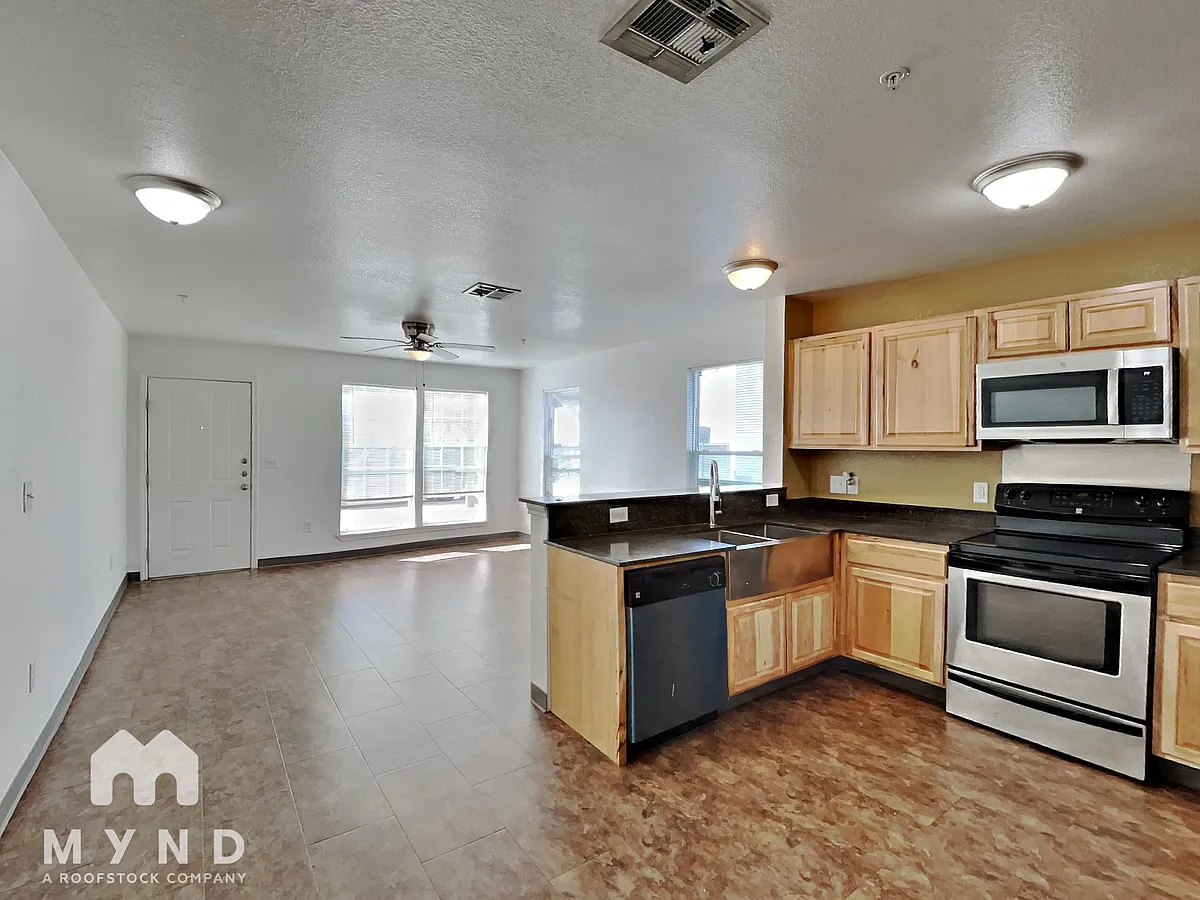 Building Photo - 708 W 6th St #A