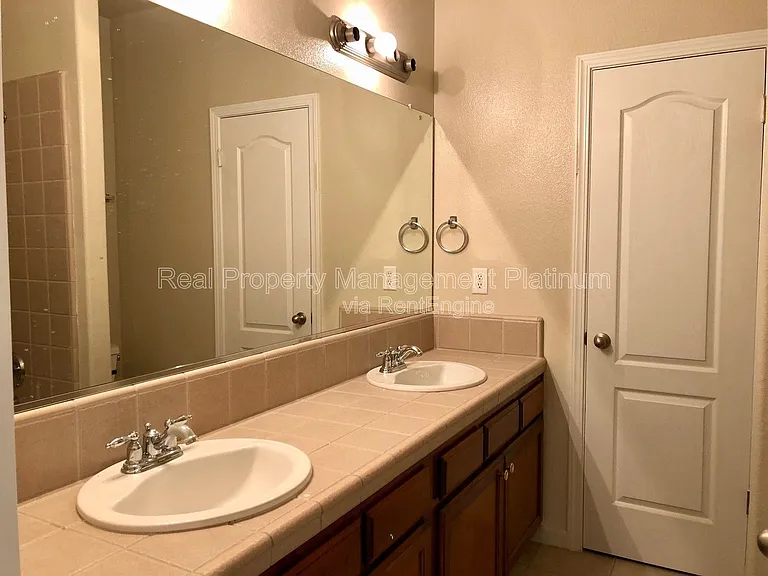 546 Everglade Ave — Photo 8