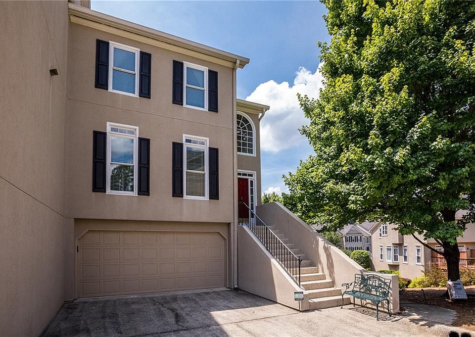 1st image of 2526 Oakwood Way SE
