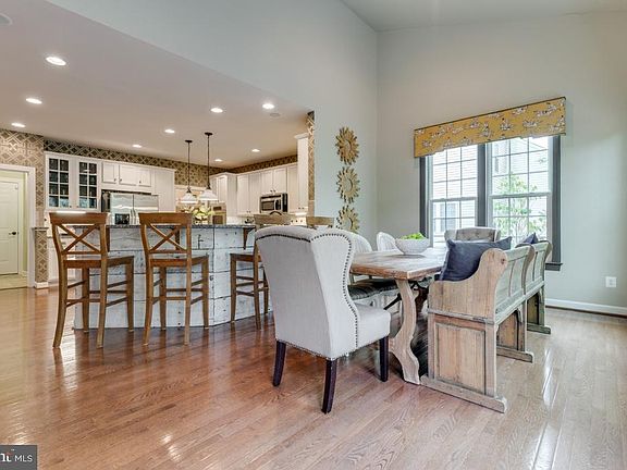 Lap-board accent and coordinated colors throughout