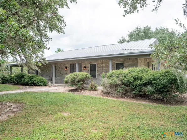 1371 Fannin Oaks Dr, Victoria, TX 77905