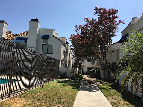 3rd image of 725 Park Shadow Ct