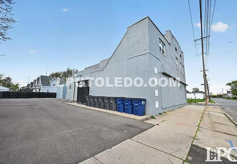 1734 Arlington Ave — Photo 24