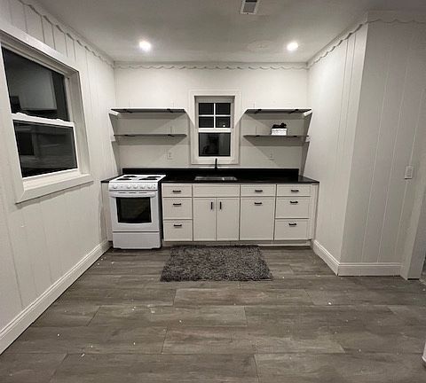 Farmhouse Kitchen. Granite Counter.