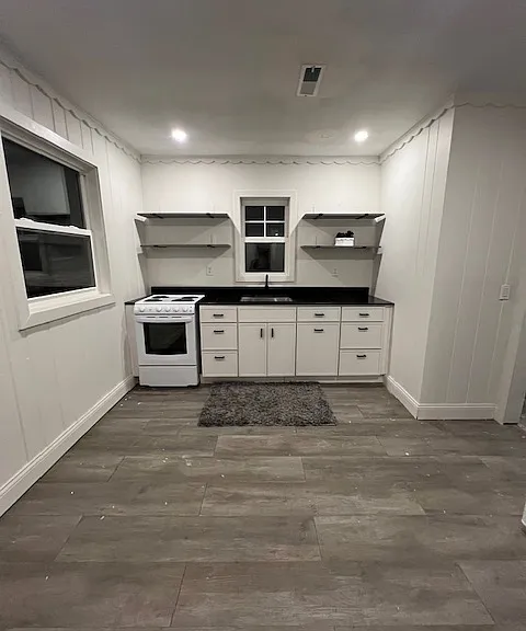 Farmhouse Kitchen. Granite Counter.