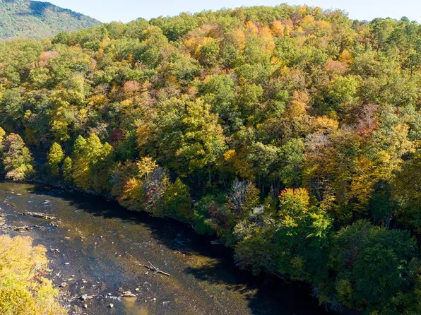 301 Hornet Dr, Whittier, NC 28789