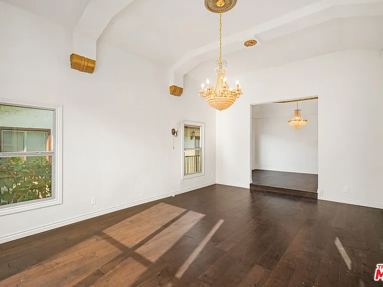 422 S Clark Dr — Photo 4