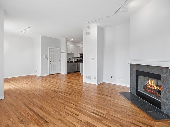 3rd image of 934 W Fry St