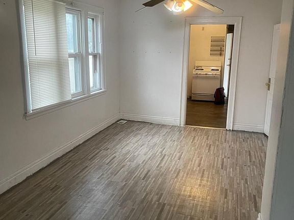 4th image of 212 Courtland Ave