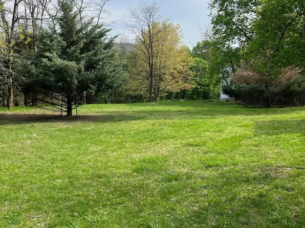 13 Putnam St, Harpers Ferry, WV 25425