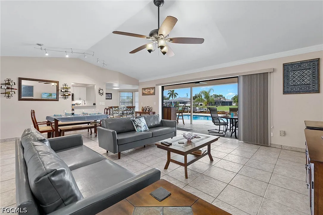 3 bed, 2.0 bath, 1529 sqft, $4,080 — Photo 2