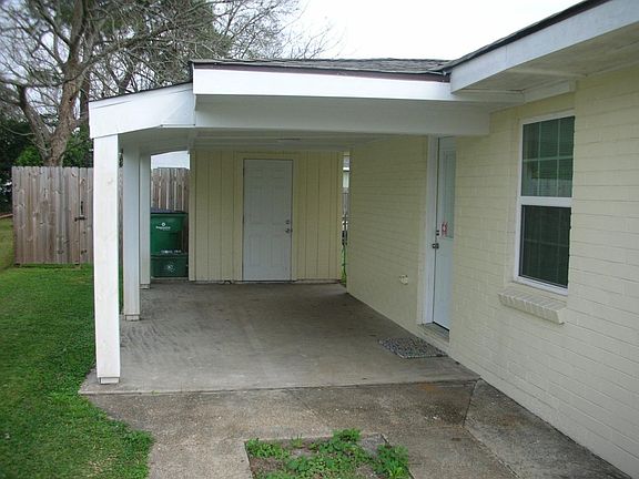Carport w/ external laundry room